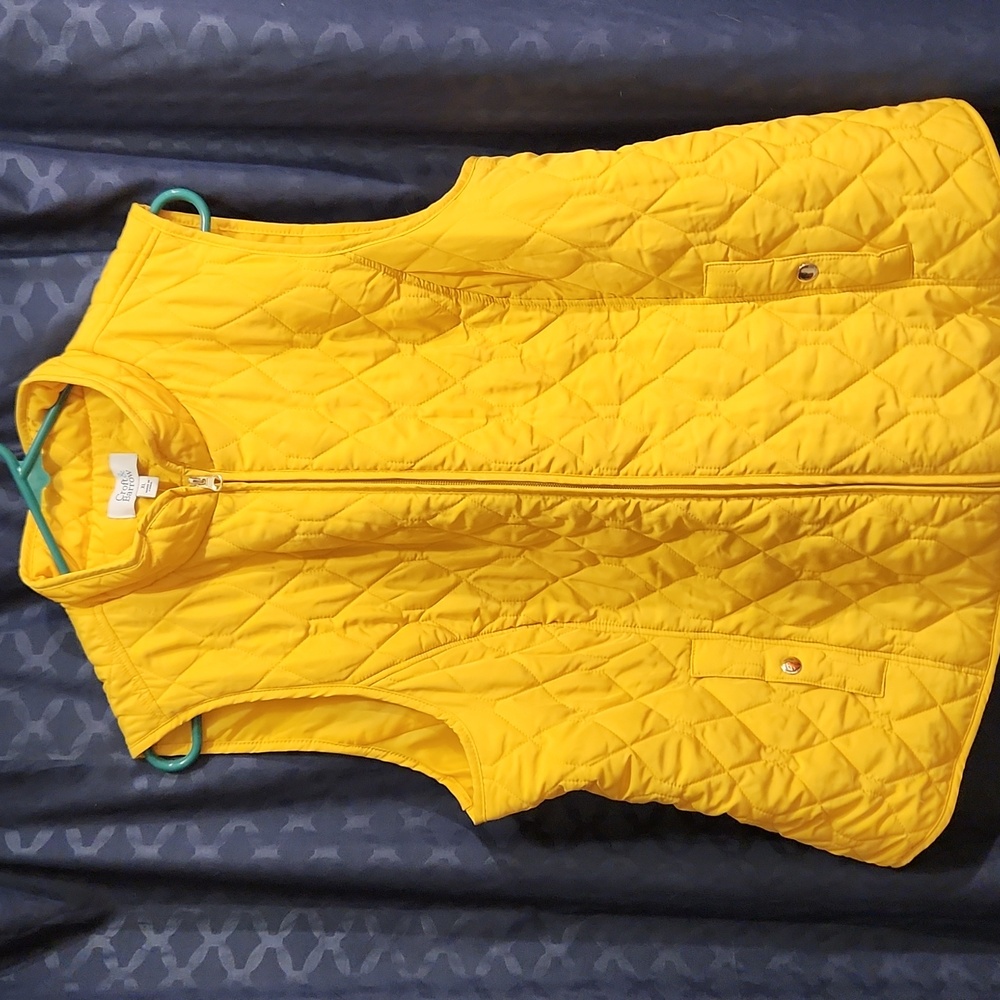 Croft and Barrow vest..yellow. . NeW